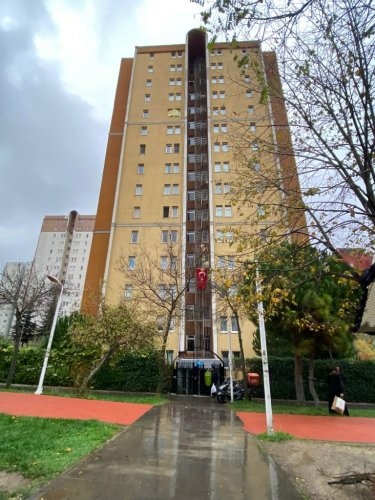 BEYLİKDÜZÜ MARMARAPARK YAKININDA 3+1 BAKIMLI LÜKS DAİRE