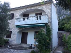 Acil Satılık. Karadağ Kotor Körfezi`nin  içinde Dobrota `da denize sıfır taş villa büyük bir bahçesi ve garajı var.  ( ilan için  (05334890579  turkcell,  (+382 ) 69357067  Montenegro no lu telefonları  whatsup dan arayınız )