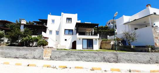 NAZAR EMLAK`TAN PINAR SİTESİNDE YAZ SEZONUNDA KİRALIK YAZLIK  REF-1463-1