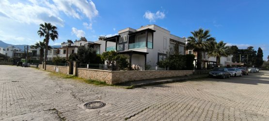NAZAR EMLAK`TAN TURGUTREİS MERKEZDE 250 M2 BAHÇE İÇİNDE SATILIK 3+1  VİLLA  ref-2527