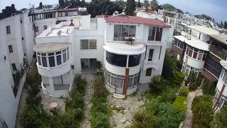 NAZAR EMLAK`TAN  BODRUM TURGUTREİS TE DENİZE YAKIN    EŞYALI  KİRALIK 2+1 DAİRE REF-2951