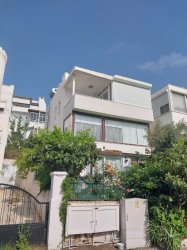 NAZAR EMLAK`TAN  BODRUM TURGUTREİS TE DENİZE YAKIN    EŞYALI  KİRALIK 2+1 DAİRE REF-2983