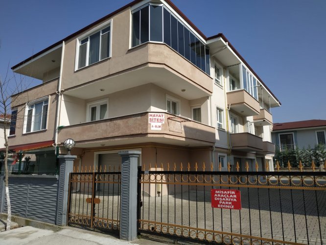 ESKİ KAZIMPAŞA YOLUNDA HAYAT SİTEESİNDE GARAJLI SATILIK DAİRE