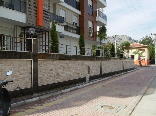 Antalya Konyaaltı Liman Mahallesi Denize 700 Metre Mesafede Residence Site İçinde Satılık 2+1, 3+1 Daireler