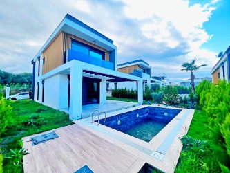 Kuşadası Soğucakta Özel Havuzlu Müstakil 4+1 Akıllı Ev Sistemli Villa