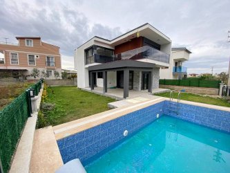 GÜZELÇAMLI`DA ÖZEL HAVUZLU GENİŞ BAHÇELİ BÜYÜK VİLLA