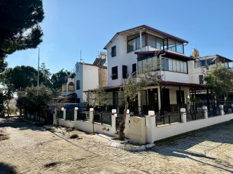 DENİZE YAKIN GENİŞ BAHÇELİ TEK MÜSTAKİL YAZLIK