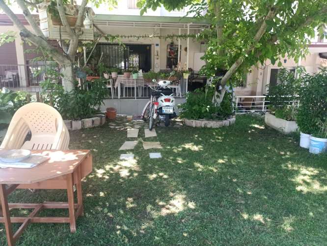 BİRLİK GAYRİMENKULDEN DENİZE YÜRÜME MESAFESİNDE MESAFEDE BAHÇELİ TRİPLEKS YAZLIK 