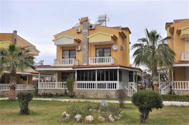 KUŞADASI GÜZELÇAMLI SAHİLİNDE,HAVUZLU SİTE İÇERİSİNDE 4+1 VİLLA