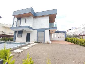 KUŞADASI GÜZELÇAMLI`DA DENİZE 90 MT ÖZEL HAVUZLU 3+1 VİLLA
