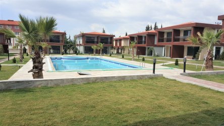 HAVUZLU SİTEDE,PLAJA YAKIN,OTO GARAJLI,YENİ YAPI 3+1EŞYALI VİLLA
