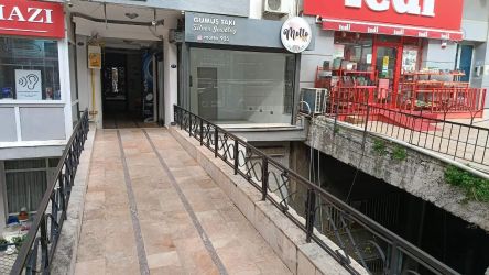 İzmir hatay metro çıkışında Starbucks karşısında satılık dükkan