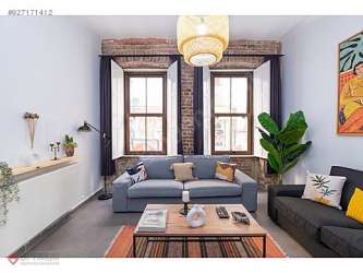 GALATA DA TARİHİ BİNADA YÜKSEK KİRA GETİRİLİ 4+1 140 M2 DAİRE