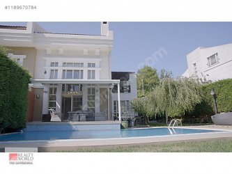 MARENEGRO SİTESİNDE ÖZEL PLAJI OLAN VİLLA