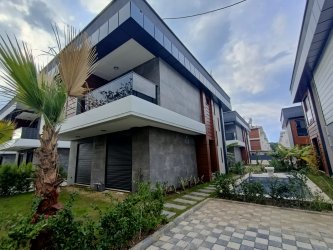   GÜRMES EMLAKTAN KUŞADASI KARAOVA MAHALLESİNDE YENİ SIFIR  ÖZEL HAVUZLU SATILIK 4+1 DUBLEKS VİLLA