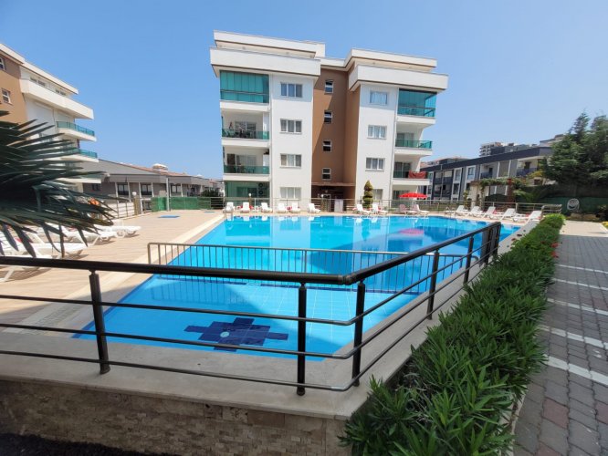 KUŞADASINDA  3+1 DAİRE SİTE İÇİNDE AÇIK KAPALI HAVUZLU