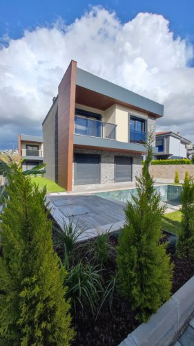 GÜRMES EMLAKTAN KUŞADASINDA ÖZEL HAVUZLU SATILIK 4+1 VİLLA
