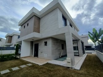 KUŞADASI KARAOVA`DA AVM VE DENİZE YAKIN SIFIR ÖZEL HAVUZLU SATILIK TRİPLEKS VİLLA