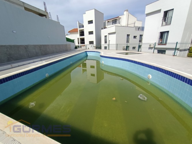 ACİL SATILIK KUŞADASINDA HAVUZLU SİTEDE  GENİŞ 2+1 DAİRE