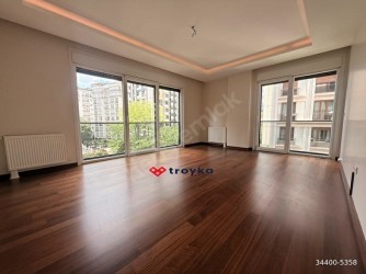 KADIKÖY SUADİYEDE MERKEZİ KONUM 3+1 KİRALIK DAİRE TROYKADAN