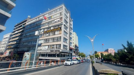 MEYDANDA, DENİZ MANZARALI, 12 ODALI,KİRALIK 350m2 KÖŞE OFİS KATI