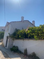 Urla Yakada Satılık Bahçeli Müstakil Taş Ev