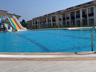 SİLİFKE BAKANLIKLAR BÖLGESİNDE LÜKS HAVUZLU AKUALI 1 + 1 DAİRELE