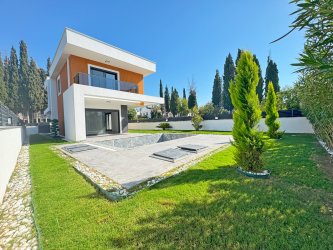KUŞADASI KARAOVA MAHALLESİNDE 380 M2 MÜSTAKİL PARSEL İÇİN DE 4+1 HAVUZLU VİLLA