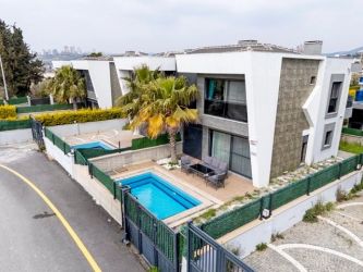 KUŞADASI KARAOVA MAHALLESİNDE EŞYALI HAVUZLU 3+1