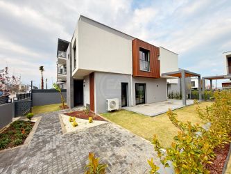 KUŞADASI DAVUTLARDA TEK MÜSTAKİL HAVUZLU SİTEDE 3+1 VİLLA