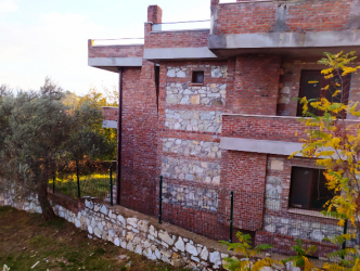 EDREMİT Çamlıbel Köyü Kazdağları eteklerinde(İDA) KİRALIK  BUTİK OTEL veya TAŞ  Konak villa kargası bitmiş.