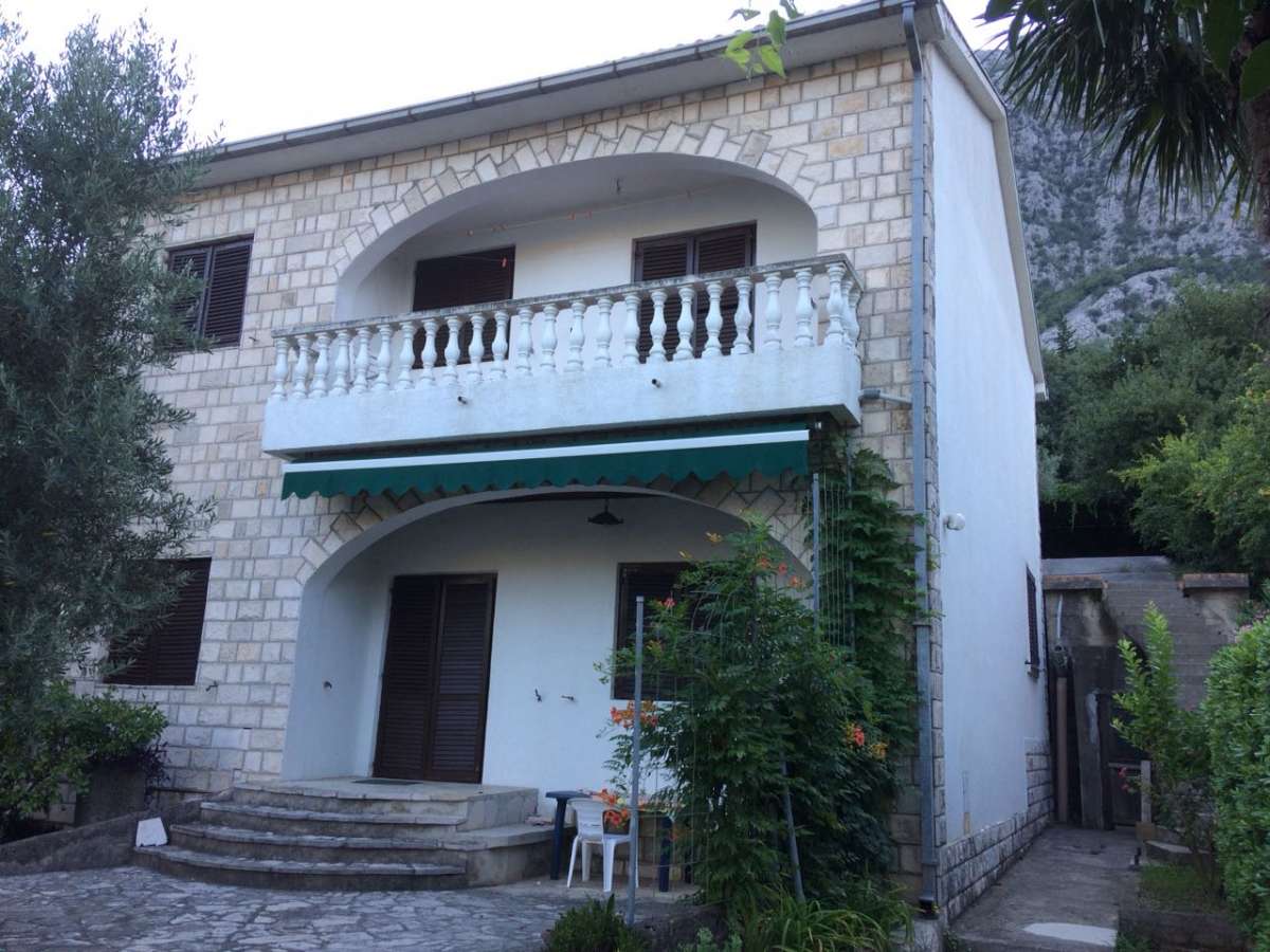 acil satilik karadag kotor korfezi nin icinde dobrota da denize sifir tas villa buyuk bir bahcesi ve garaji var ilan icin 05334890579 turkcell 382 69357067 montenegro no lu telefonlari whatsup