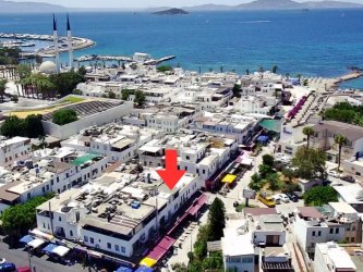 BODRUM TURGUTREİS MERKEZDE   DENİZE YAKIN KOMPLE SATILIK BİNA  REF-3145