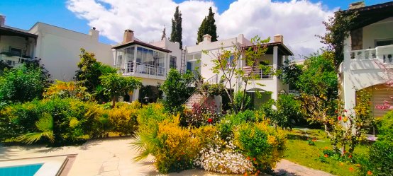 NAZAR EMLAK`TAN  BODRUM TURGUTREİS  MERKEZDE   3+1 DAİRE REF-2979