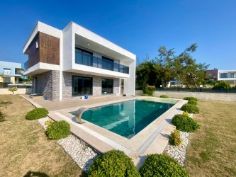 600 m2 ARSA İÇİNDE ÖZEL HAVUZLU MÜSTAKİL VİLLA