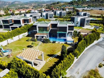 KUŞADASI KARAOVADA 1300 m2 ARSA İÇİNDE ÖZEL HAVUZLU MALİKANE