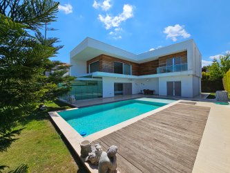 Çeşme`de Lüks Havuzlu Müstakil Villa ve Yatırım Fırsatı