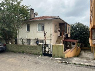 KAVACIK PERÇEMLİ KIZ SOKAKTA SATILIK 308 M2 TAPULU MÜSTAKİL EV