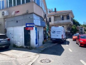 ÇUBUKLU SAHİL YOLU ÜZERİNDE KURUMSALA KİRALIK KÖŞE MİNİ DÜKKAN