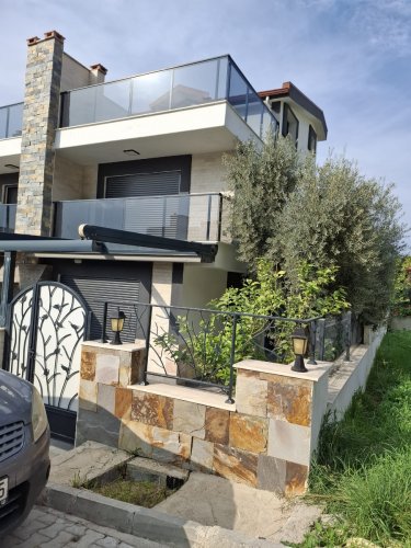 GÜRMES EMLAKTAN KUŞADASI KADINLAR DENİZİNDE SIFIR 3+1 TRİPLEKS VİLLA
