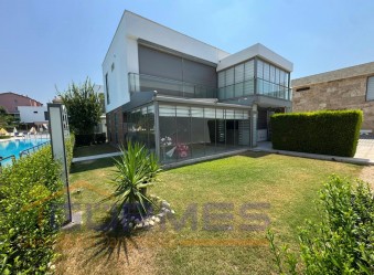 GÜRMES EMLAKTAN KUŞADASI KARAOVADA SATILIK 3+1 EŞYALI VİLA