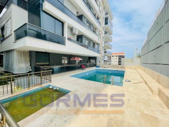 GÜRMES EMLAKTAN KUŞADASINDA HAVUZLU ARA KAT SATILIK 1+1 DAİRE