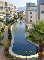 GÜRMES EMLAK`TAN KUŞADASI DENİZ MANZARALI SATILIK ARA KAT 1+1 DAİRE