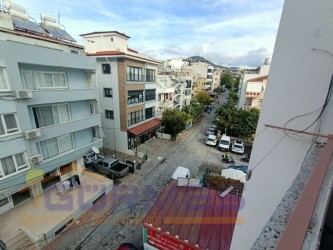 GÜRMES EMLAK`TAN KUŞADASI MERKEZDE SATILIK ARA KAT 1+1 DAİRE