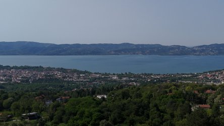 SAPANCA İLMİYEDE, BAHÇEDEN İTİBAREN GÖL MANZARALI İMARLI ARSA