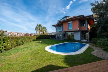 ÇENGELKÖY EVLERİ SİTESİNDE BOĞAZ MANZARALI BAKIMLI VİLLA