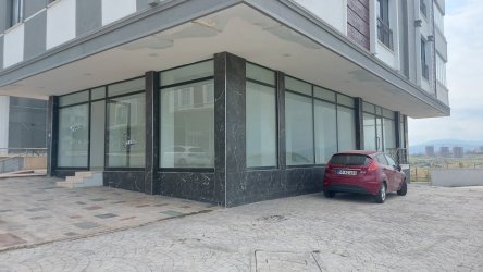 KALKANCA`DA KURUMSAL KİRACILI, DEPOLU, 200 m2 KÖŞE DÜKKAN