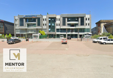 ANA YOLA CEPHE,5750 m2 KAPALI+ 550 m2 AÇIK KULLANIM ALANLI PLAZA