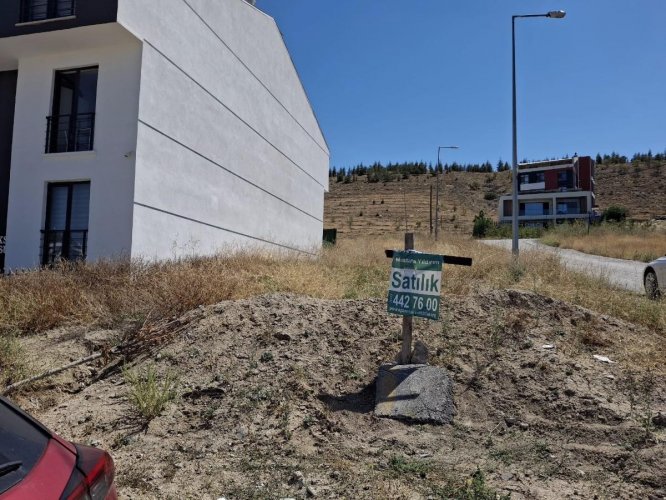 Yaşamkent 3053 Caddede,  Köşe Parsel Villa Arsası