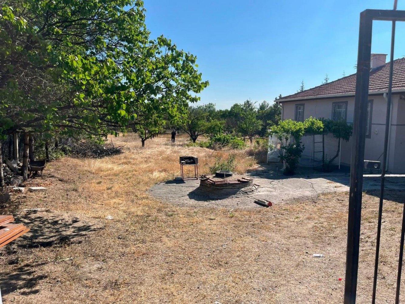 Karaoğlanda Yeşillikler İçinde Ev&Geniş Bahçeli 2.500 m² Hisse